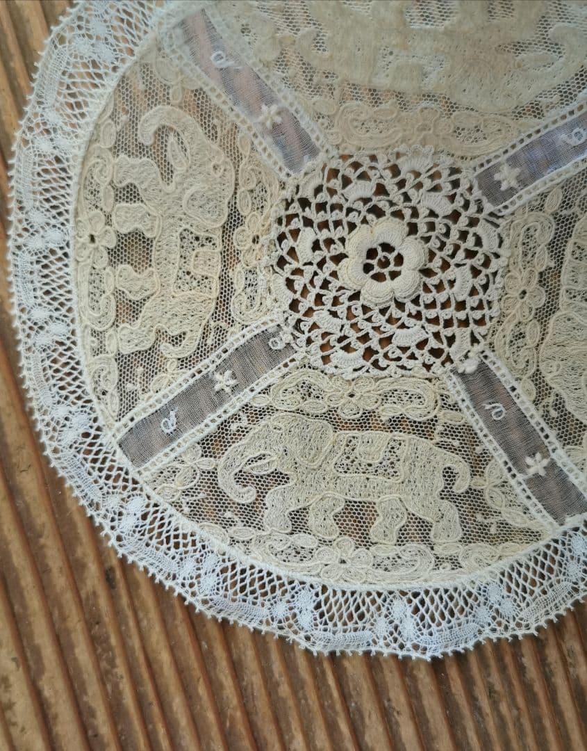 アンティーク 4頭の象アランソン クロシェ編の花 ノルマンディーレースドイリー