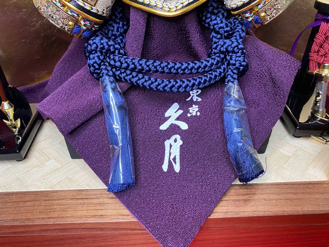 東京久月　五月人形　銘木シリーズ　ウォールナット　家紋付き兜飾り収納セット