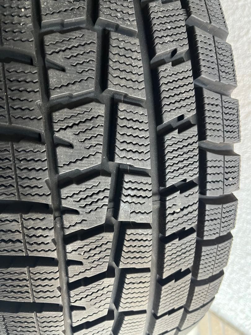 バリ溝美品　ダンロップ　スタッドレスタイヤ4本　ナット付　215/55R17