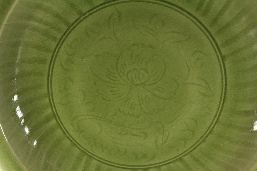 中国美術 青磁 刻草花紋 皿 φ42.5cm(ZE728)