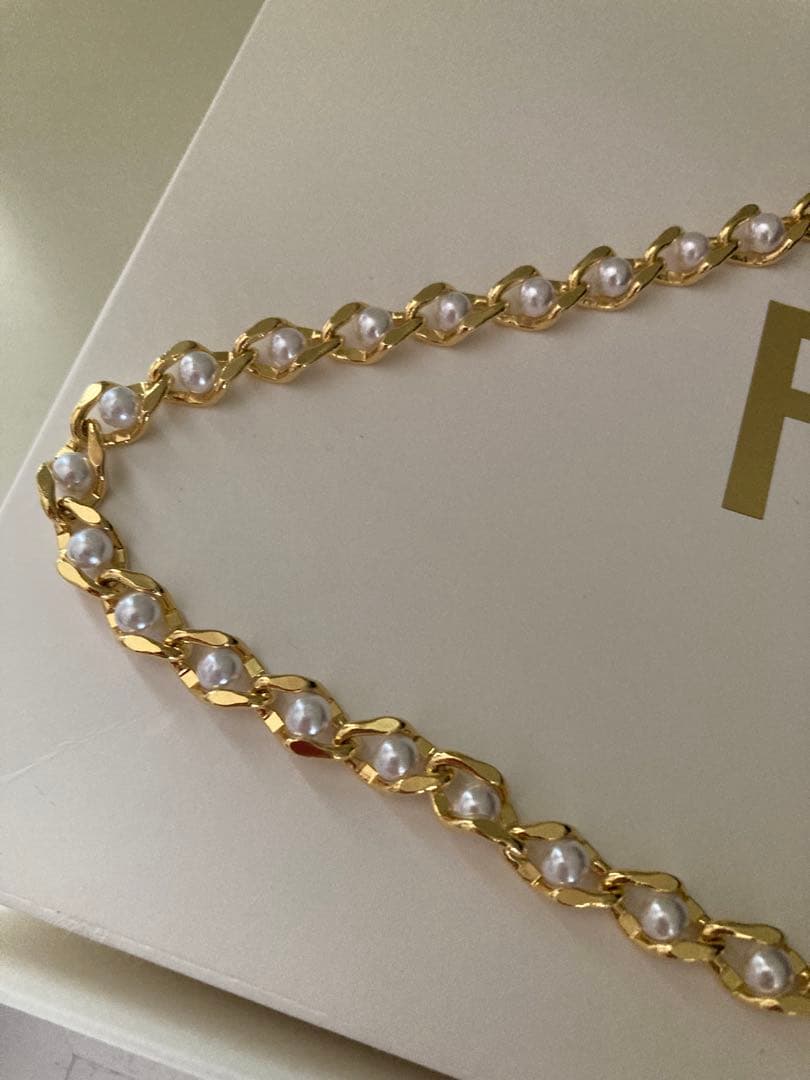 FEILERナイツドリーム　パールチェーン付ハンドバッグ