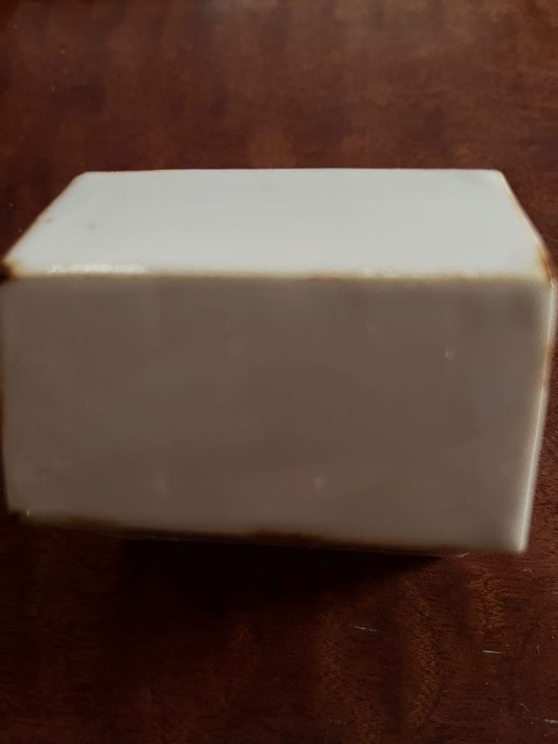 「内藤美弥子」作の白い陶芸の屋根家型の蓋小物収納筺　底にサインmｉ刻印あり