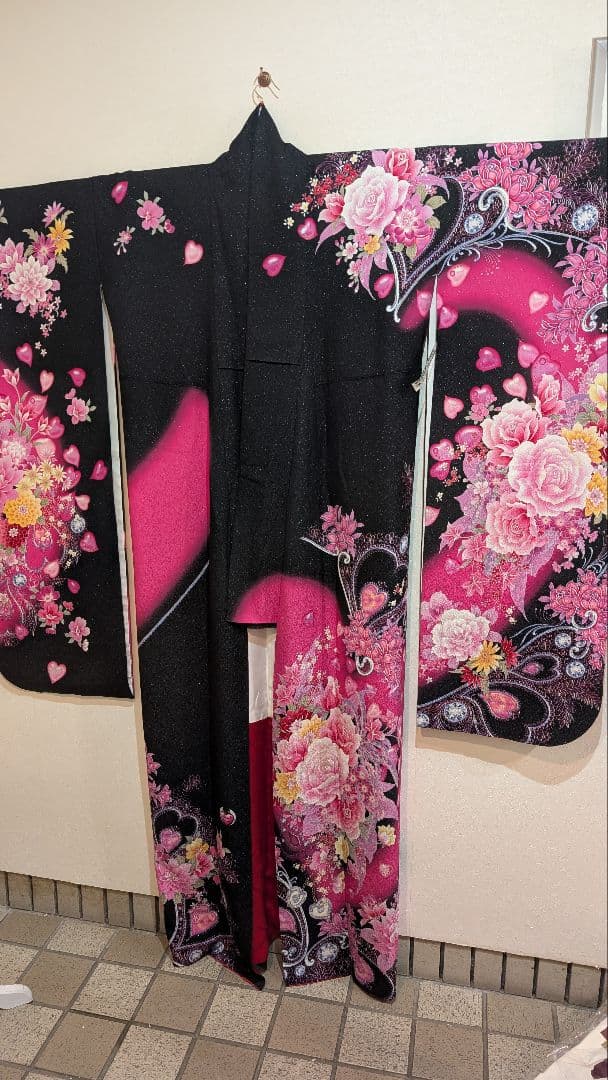 【現代柄•ハート】振袖 黒とピンクの花柄• ハートがポイント！L〜LＬサイズ