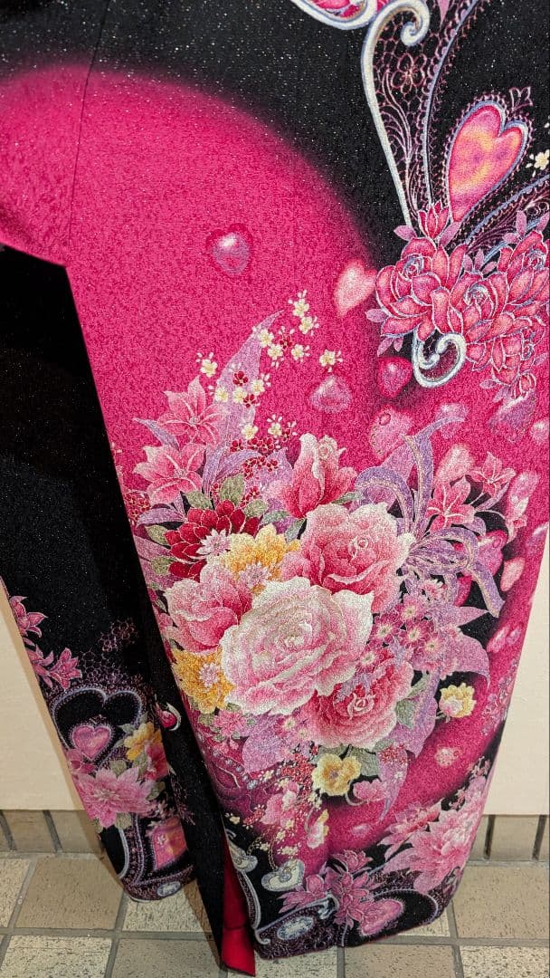 【現代柄•ハート】振袖 黒とピンクの花柄• ハートがポイント！L〜LＬサイズ
