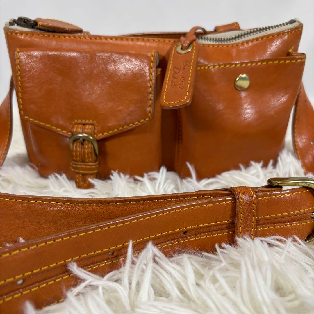 ダコタ ボディバッグ 斜め掛け 肩かけ ロゴ型押し ヌメ革 ベルト ユニセックス