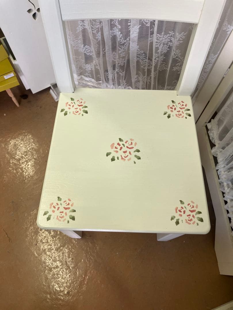 薔薇のステンシルの食卓椅子 デスク用、テーブル用サイズのチェア 木製 1人掛け