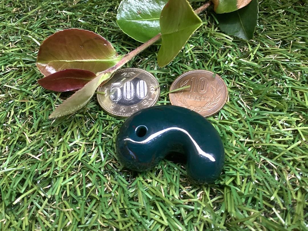 神宿る【 出雲石(青緑色の碧玉) 】島根県花仙山瑪瑙　青瑪瑙　出雲型勾玉　鑑別