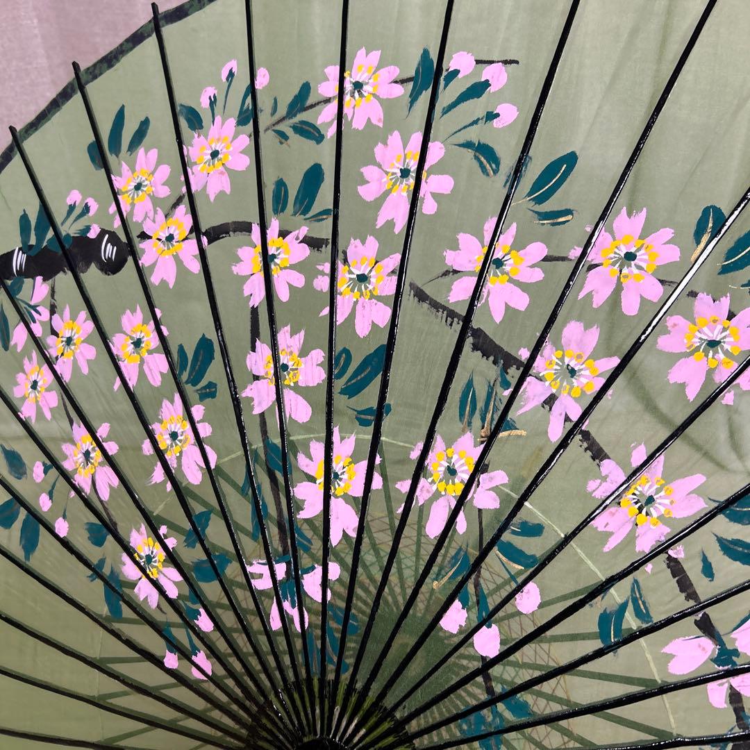 舞踊傘 絹緑色 花柄 黒い骨組み