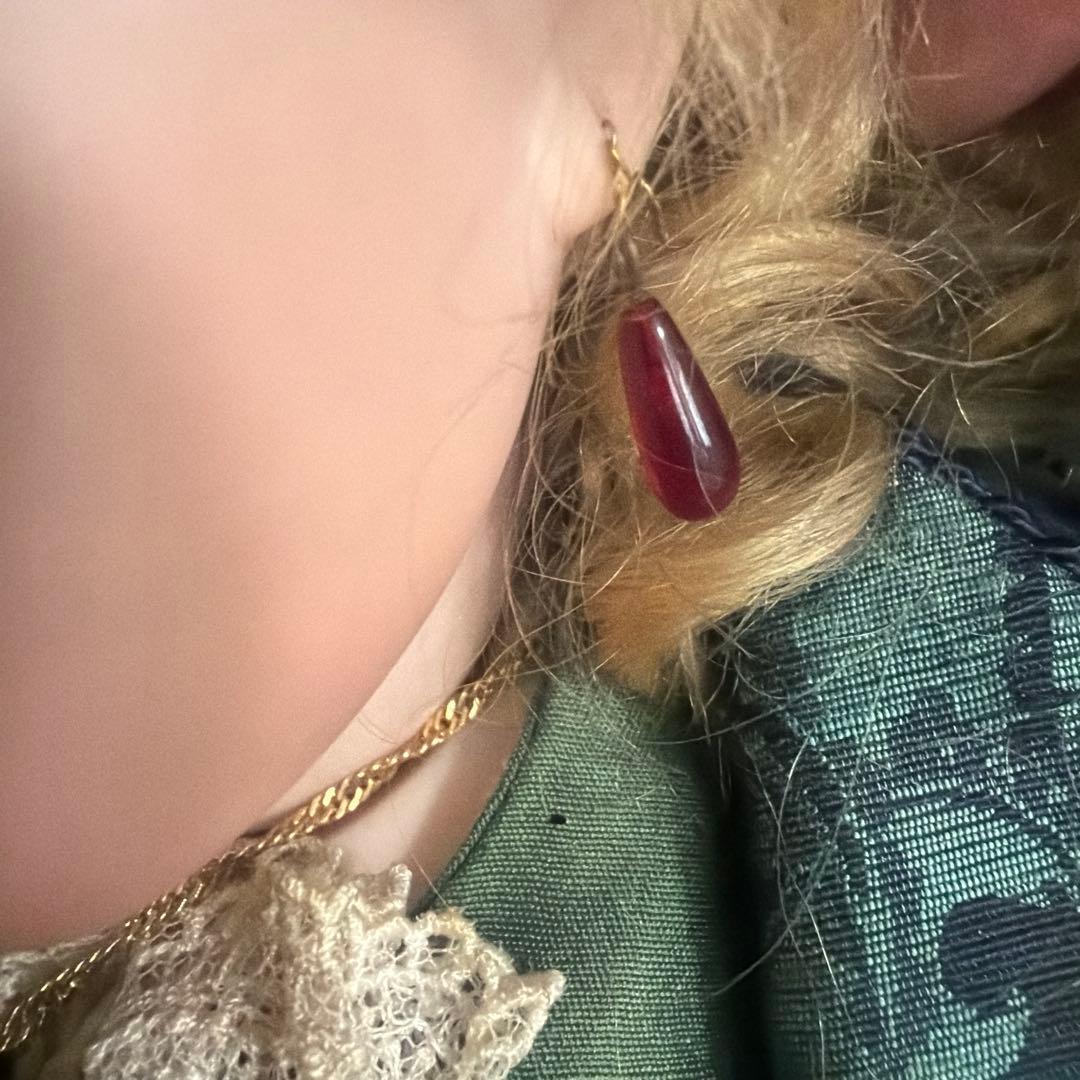 緑色のドレスと帽子の人形