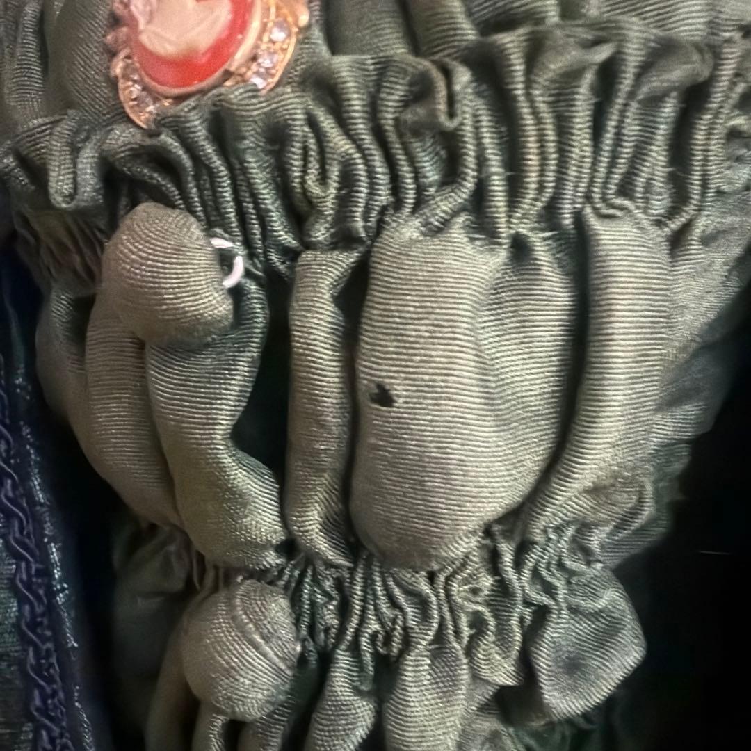 緑色のドレスと帽子の人形