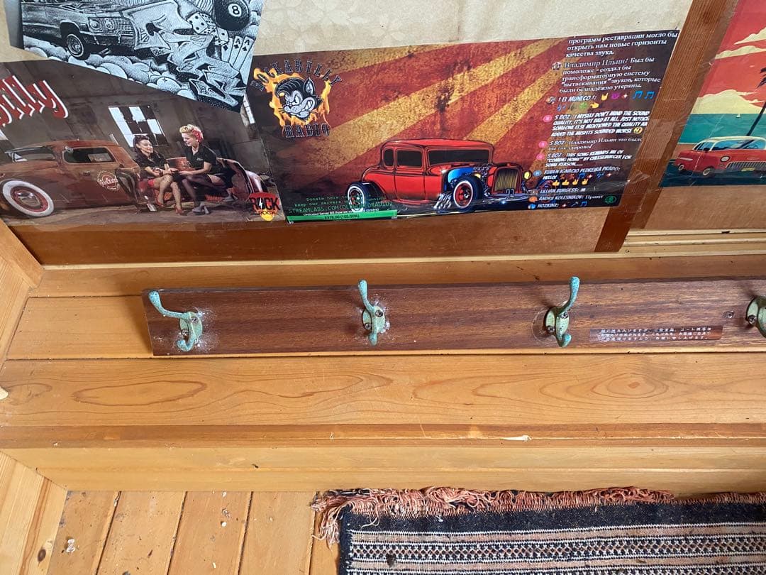 店舗用6連ハンガーフック色褪せてサビていますが、味があります。温度計付き