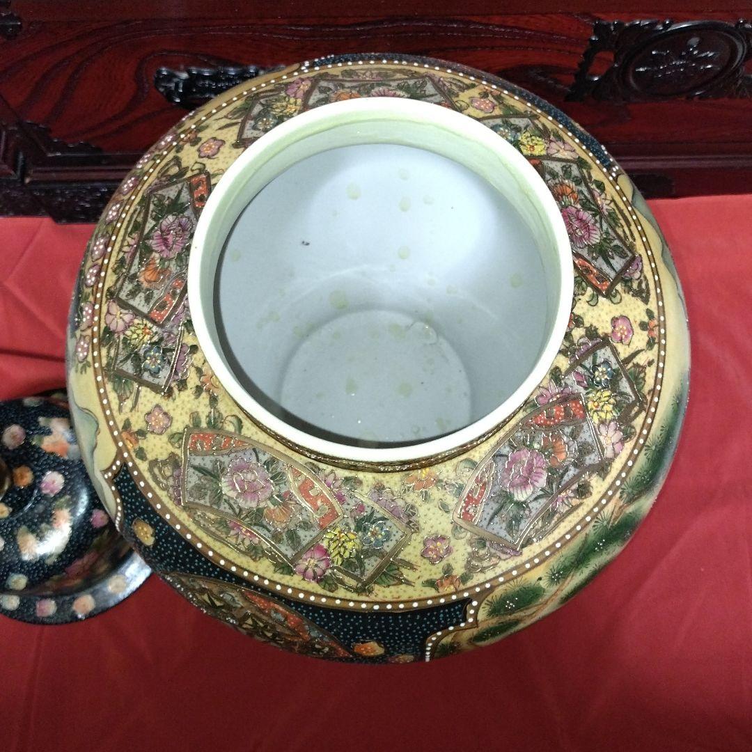 大きな蓋付き壺　陶器置物