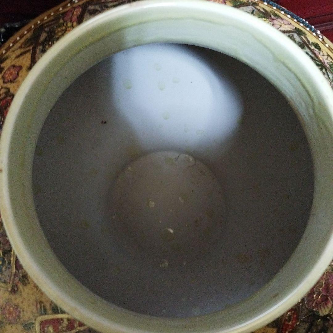 大きな蓋付き壺　陶器置物