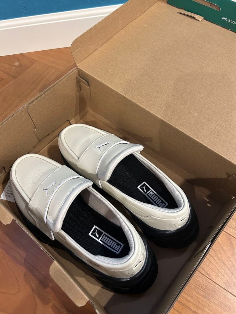 PUMA ローファー　レディース24cm ホワイト系　試着程度　美品