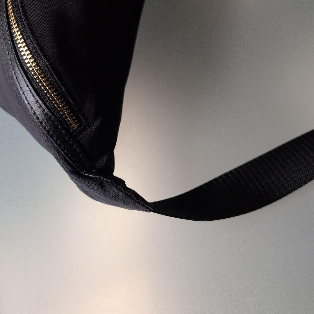 アニヤ・ハインドマーチ ブラック ボディバッグ