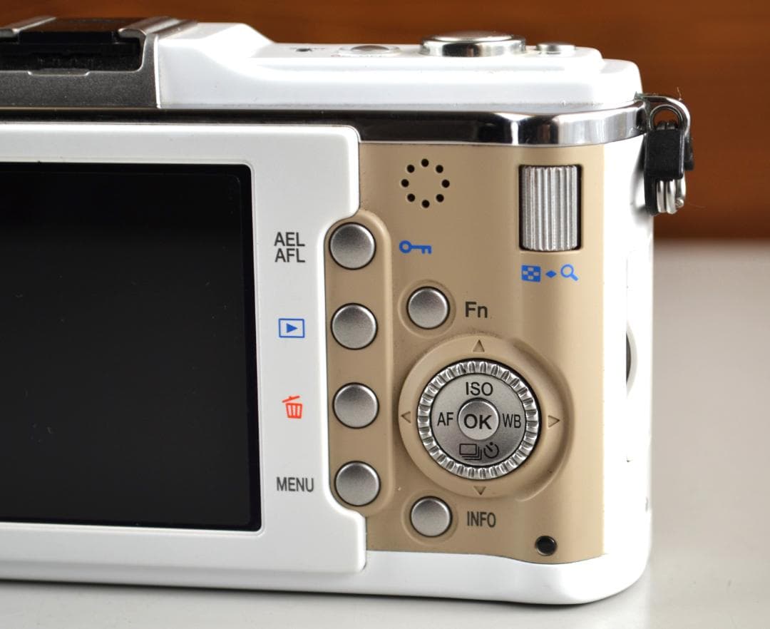 スマホ転送 OLYMPUS オリンパス PEN E-P1 レンズ付キットホワイト