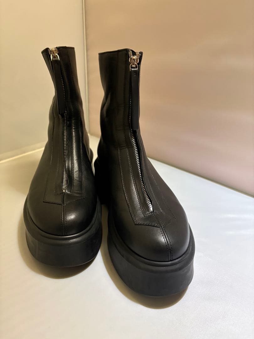 ザロウジッパー付き ブラック 厚底 ショートブーツ