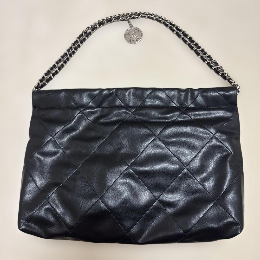 シャネル22シャイニーカーフチェーンショルダー