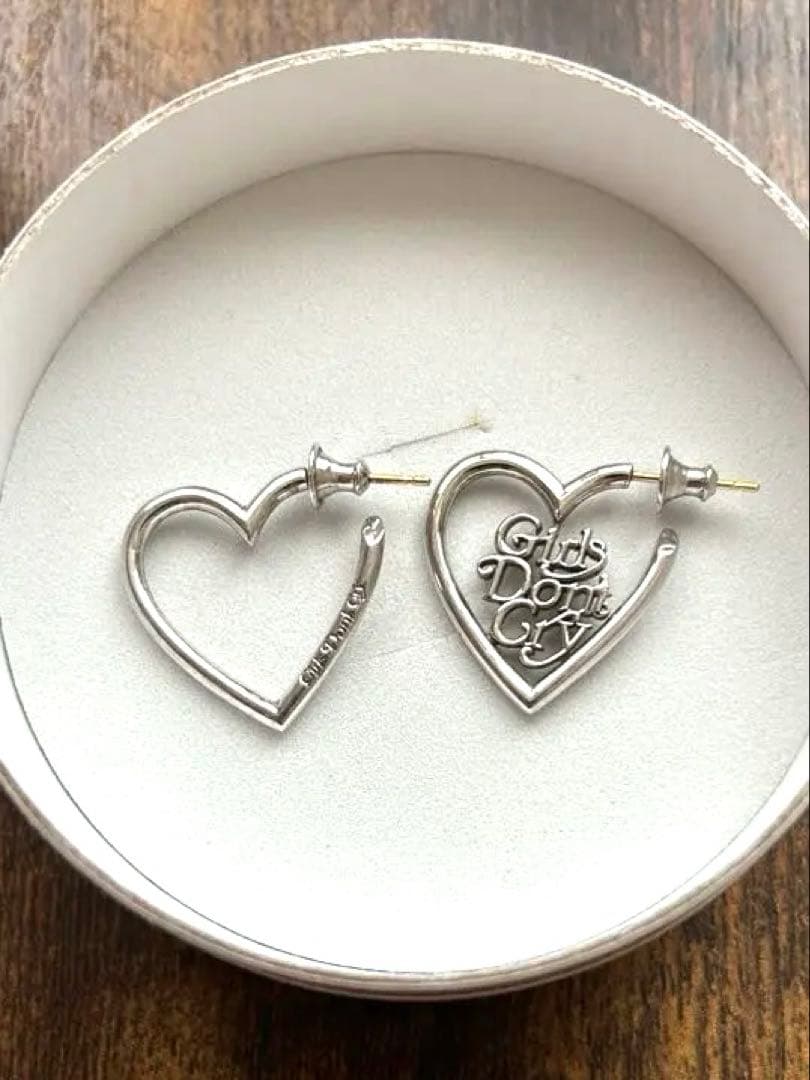 CAREERING Girls Don't Cry ピアス