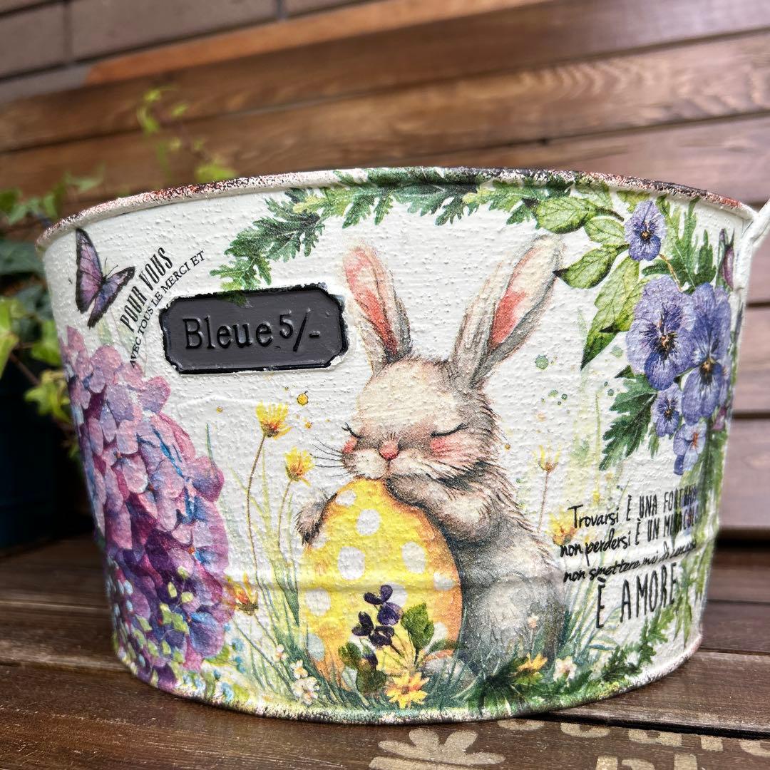 おみつさまご購入取手付き丸型プランター たまごを抱いたうさぎさん紫陽花とビオラ