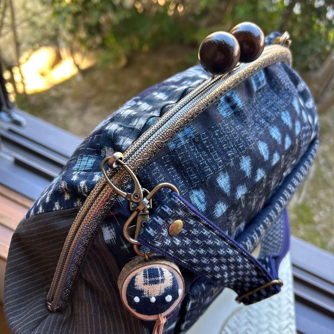 絣のパッチワーク大きながま口丸ショルダー (*´꒳`*)ショルダー紐とチャーム付