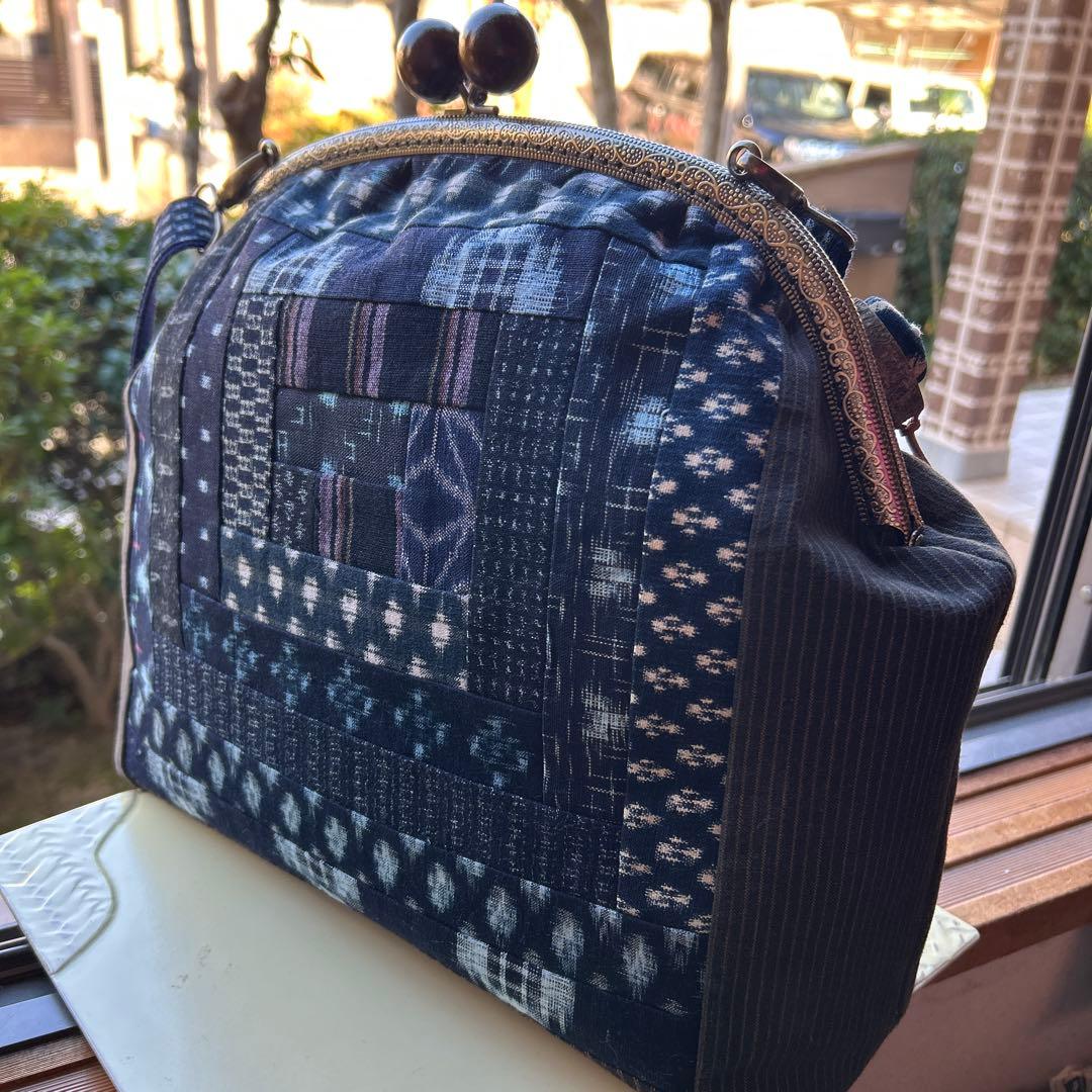 絣のパッチワーク大きながま口丸ショルダー (*´꒳`*)ショルダー紐とチャーム付