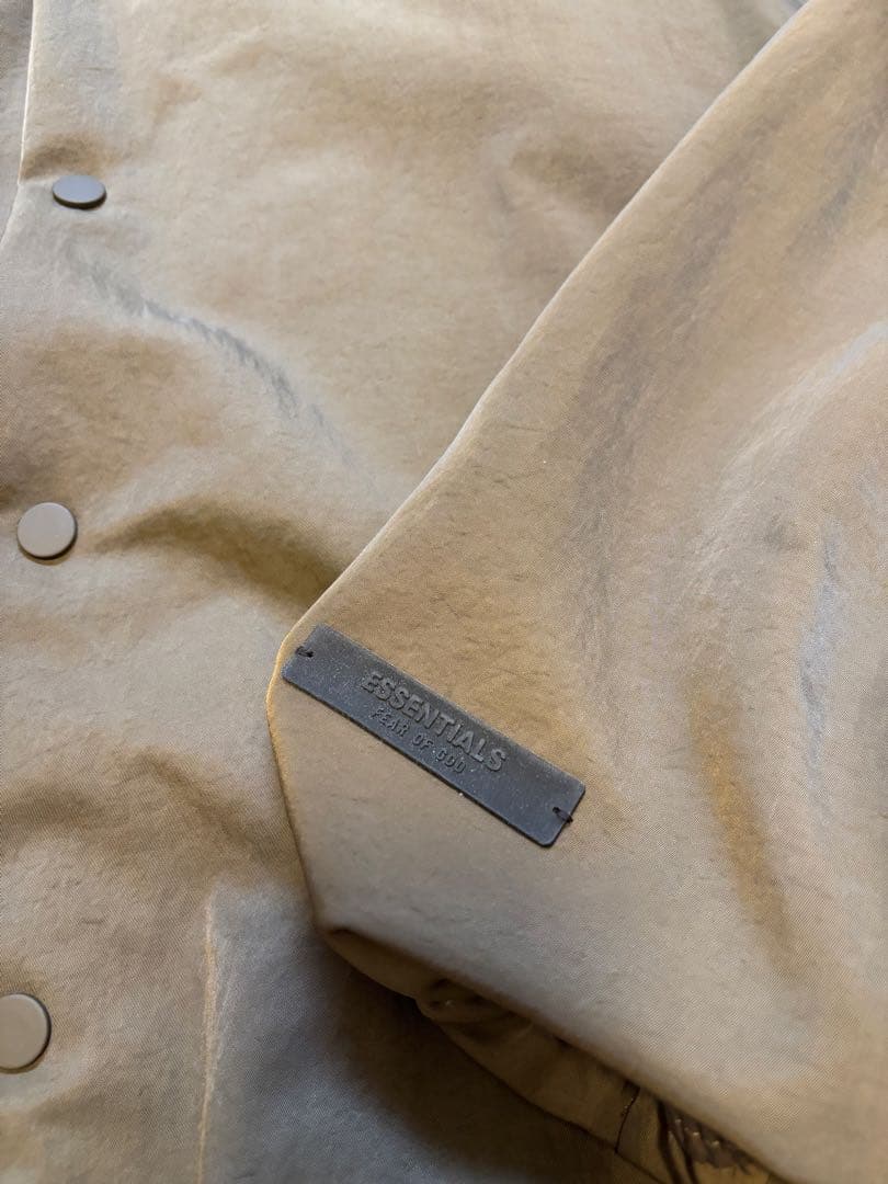 Fear of God Essentials ナイロンフード付きコーチジャケット