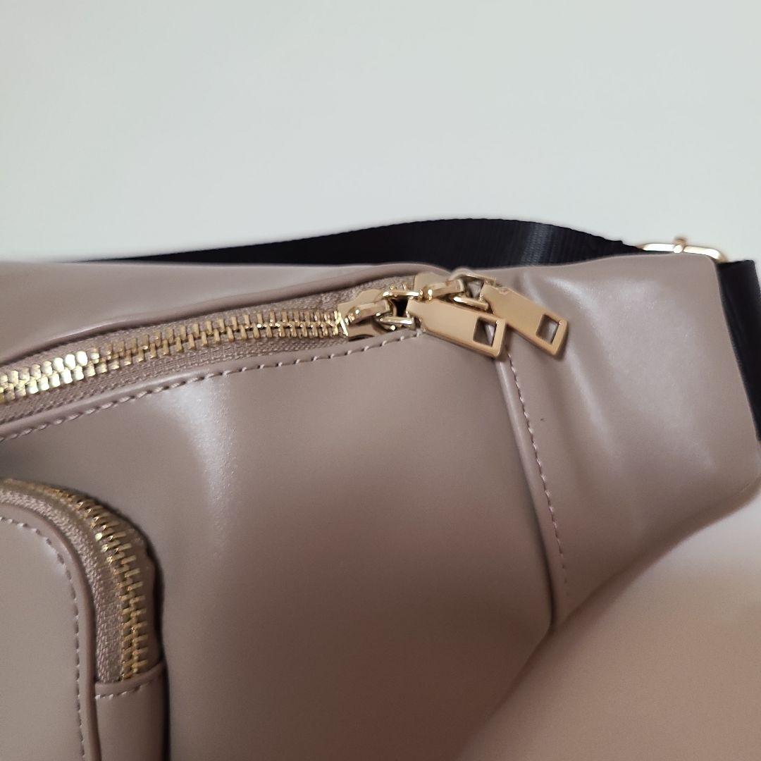 MARY QUANT　エポビジューデイジーポイントボディバッグ　グレージュ