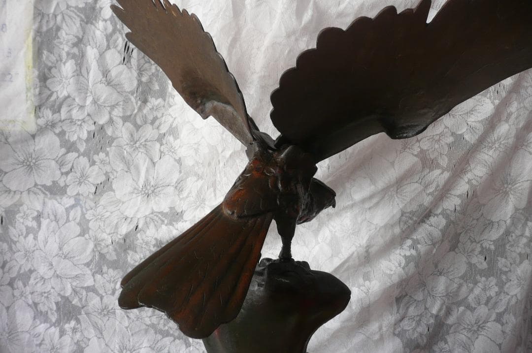 金属製、鷹鳥の置物