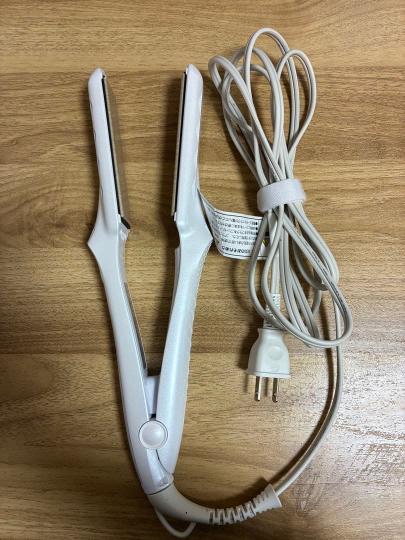 【ほぼ未使用／箱・説明書あり】 KINUJO（キヌージョ）ストレートアイロン絹女