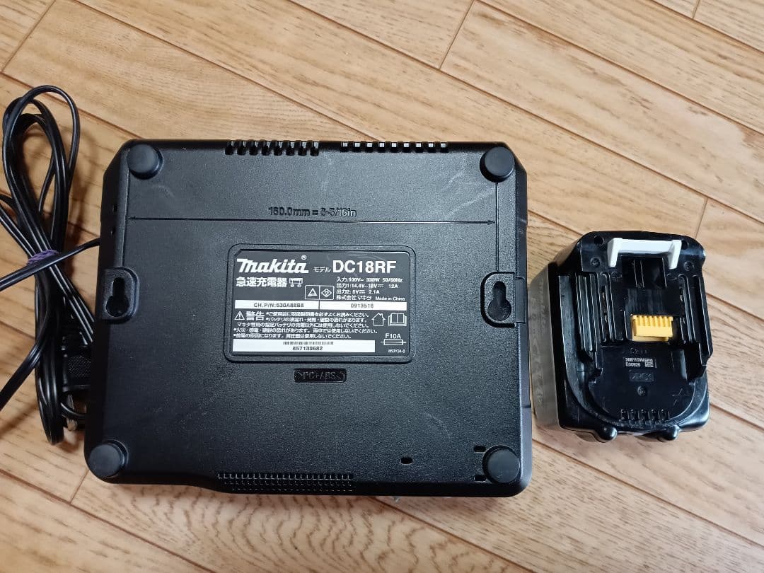 マキタ充電式クリーナCL141FD サイクロン、バッテリー、充電器、スタンド付