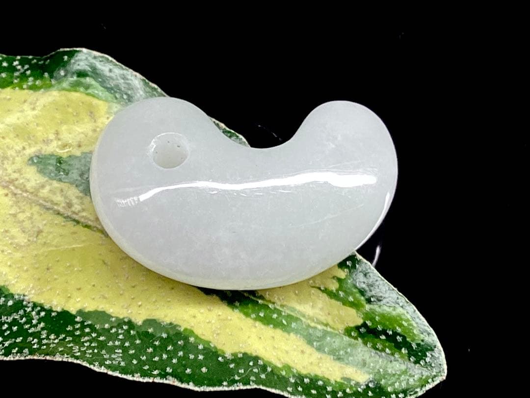 ✳本筋‼️ 糸魚川氷翡翠*アイスジェイド勾玉　ガラス質の透明感　コレクションクラス