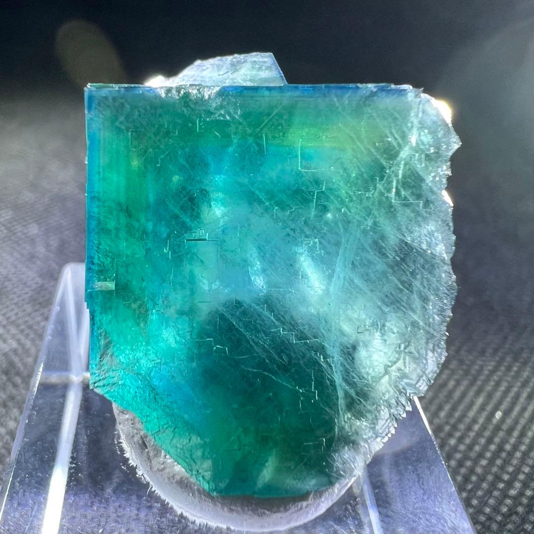 ヤオガンシャン産　「深藍色」グリーンフローライト　ライトグリーンウィンドウ