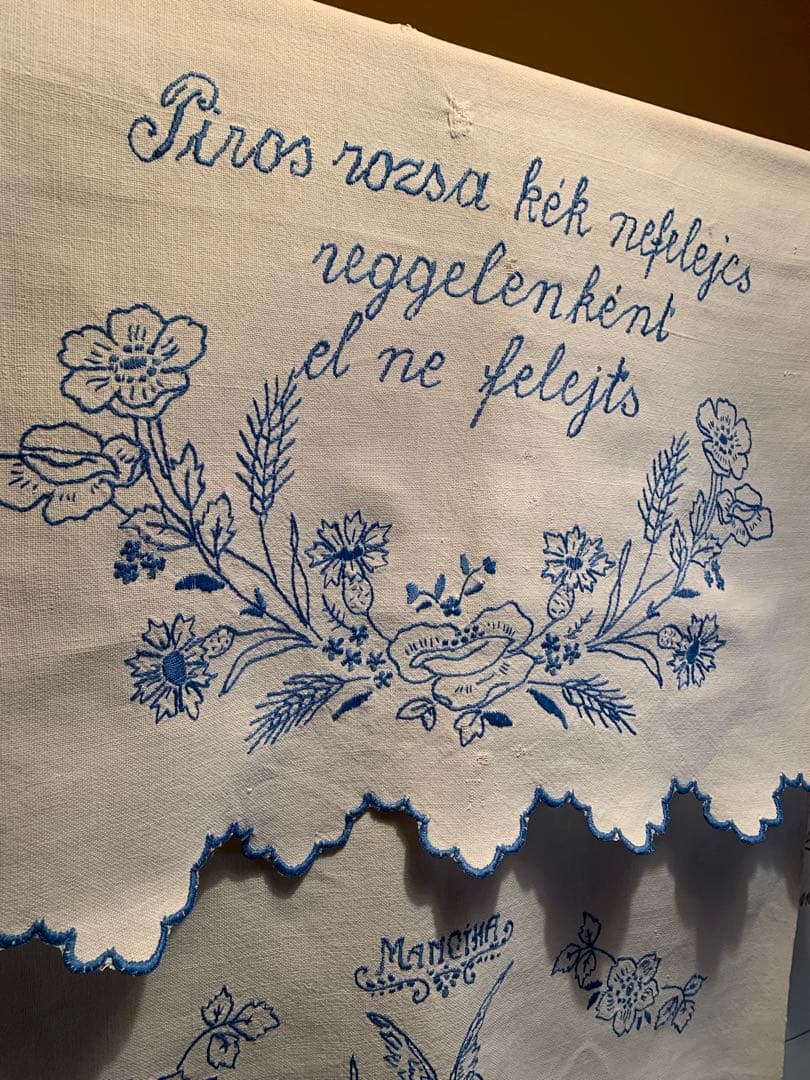 フランスアンティーク　可愛い燕2羽とガーランドがブルーの糸で刺繍された素敵な布！