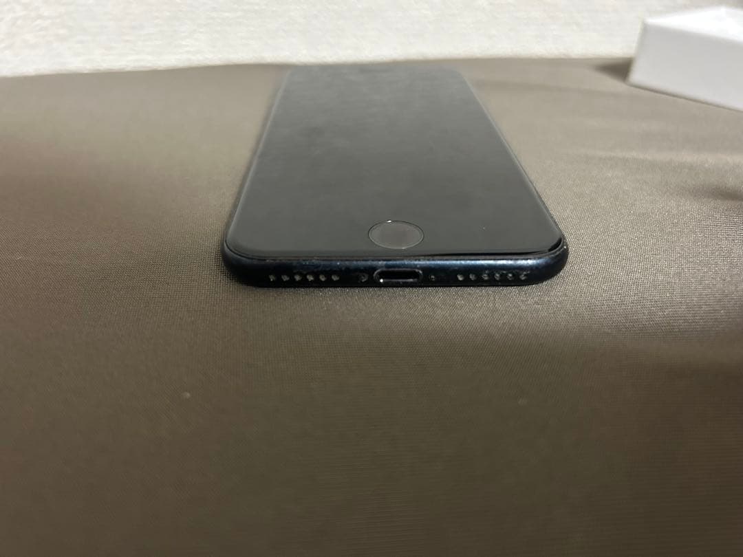 ぶ*ー様 【美品】iPhone SE3 64GB SIMフリー ケース付 バッテ