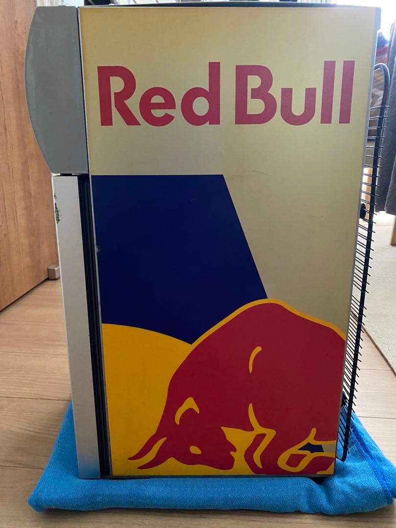 Red Bull 冷蔵庫 B級品（全面上部レッドブルマーク分破損あり）
