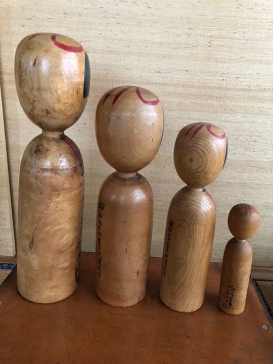小椋久太郎作のこけし4体と保管用皮製のバック値下げしました。