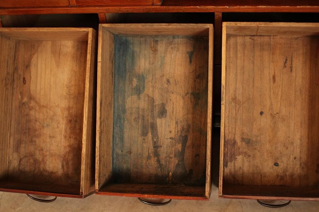 古い木製の茶箪笥　収納棚　小引き出し7杯