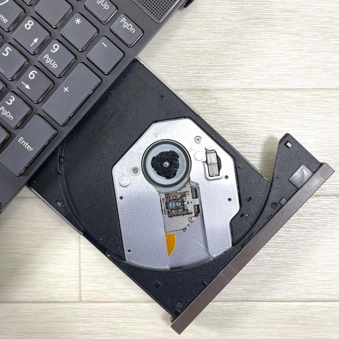 富士通 第8世代i7 新品SSD512＋HDD1T メモリ16 ノートパソコン