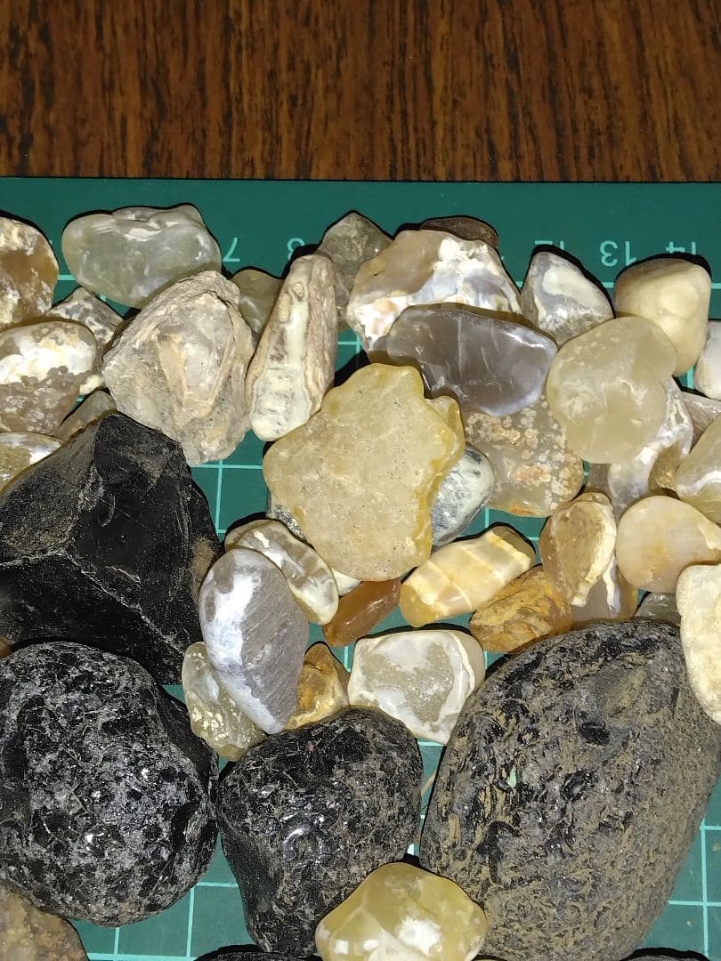 KARAKURI購入予定品　北海道産鉱物標本　鉱物　瑪瑙　稲倉石　原石