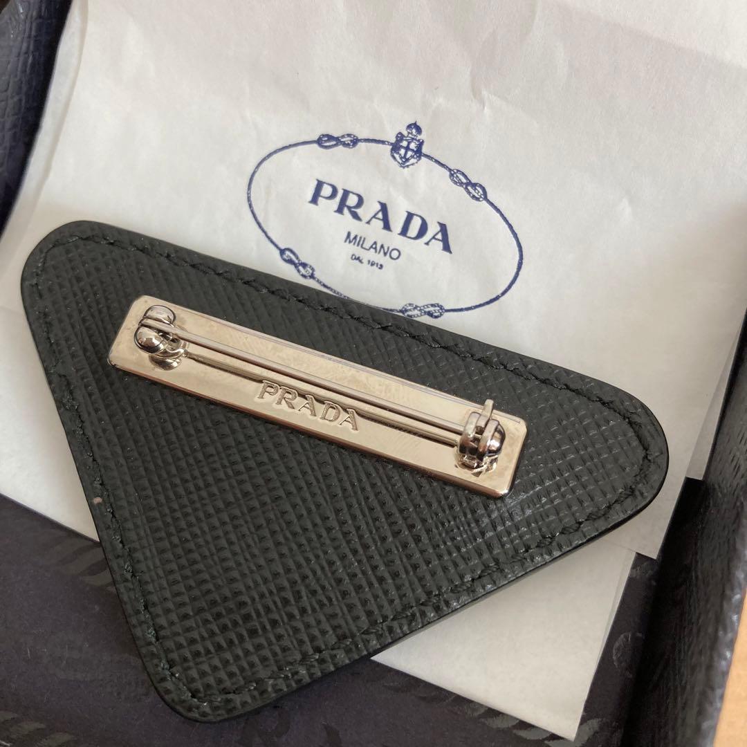 PRADA サフィアーノレザートライアングルブローチ ネロ