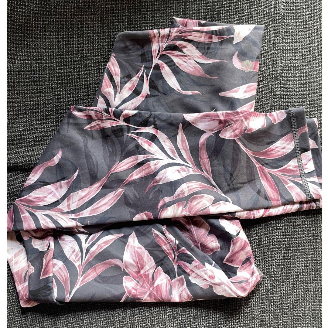 SUKALA リーフ柄 ブラック×紅ピンク レギンス Mサイズ