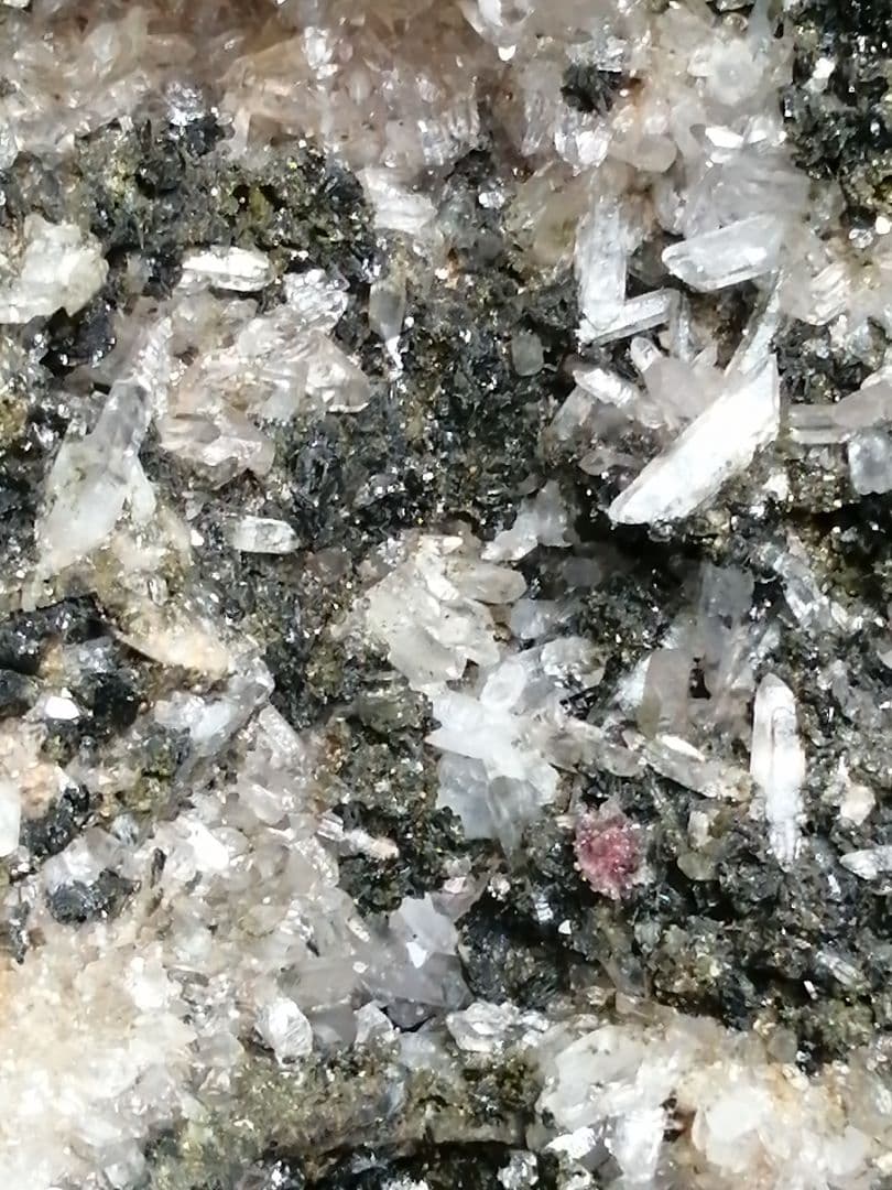 水晶 エピドート 共生クラスター（グリーントルマリン）9.7kーtot028