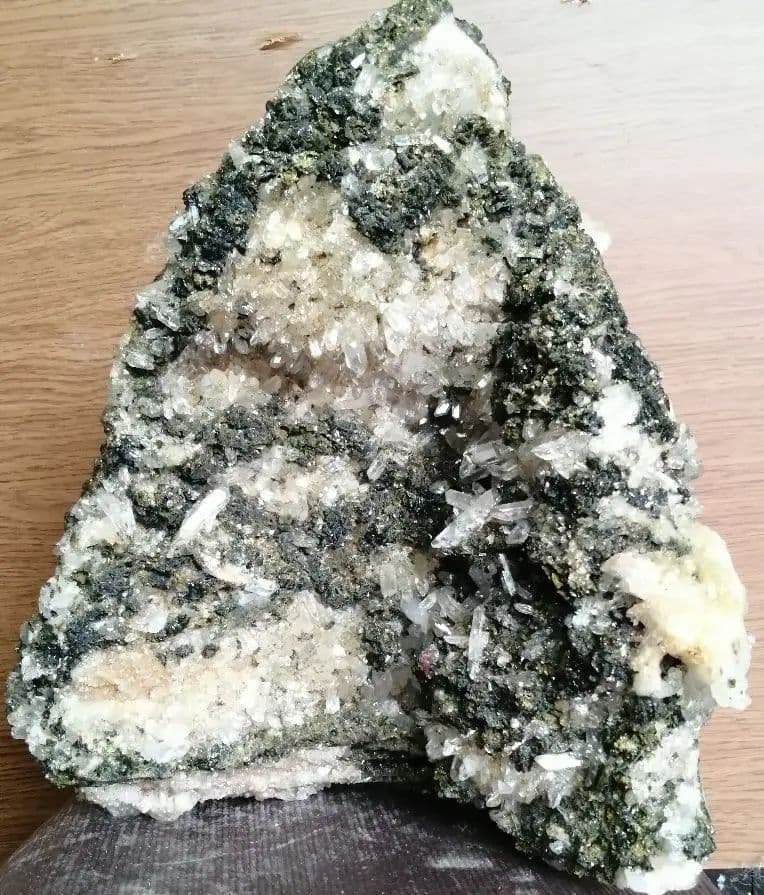 水晶 エピドート 共生クラスター（グリーントルマリン）9.7kーtot028