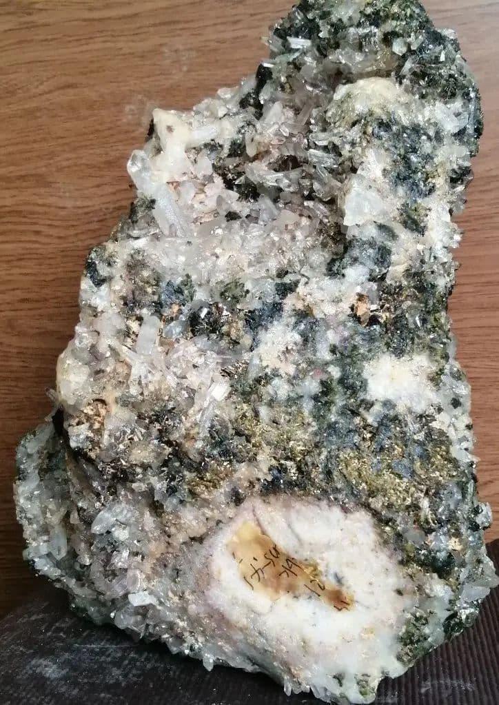 水晶 エピドート 共生クラスター（グリーントルマリン）9.7kーtot028