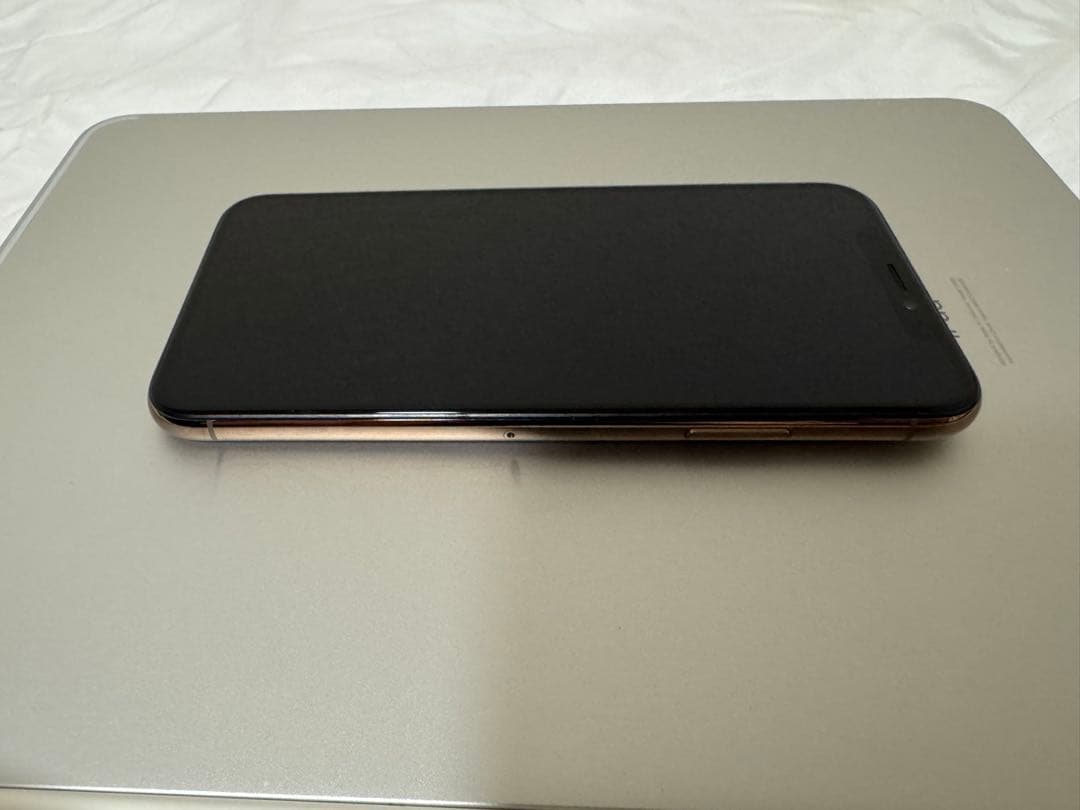 猫*様 iPhone xs gold 64gb