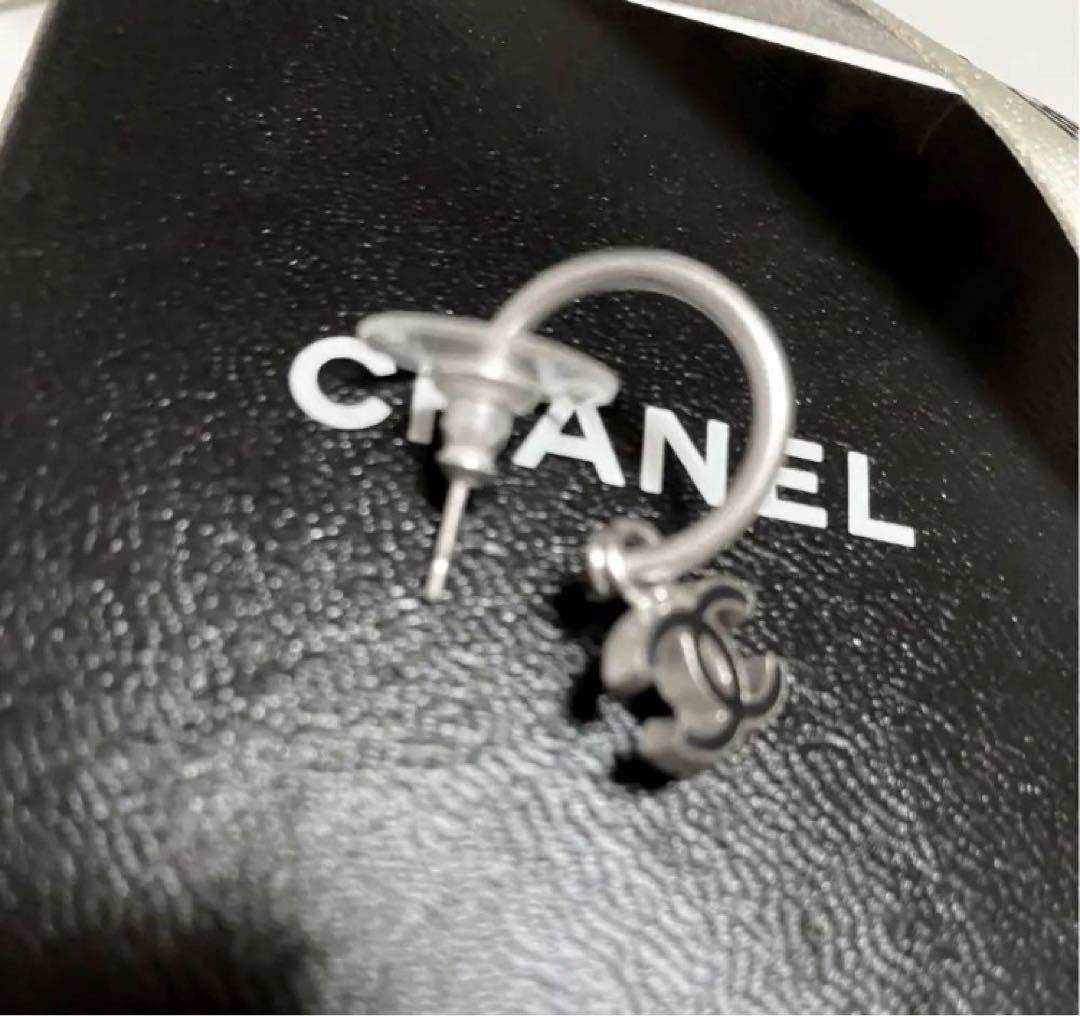正規品 極美品CHANEL シャネルココマーク ピアス 片耳 シルバー×ブラック