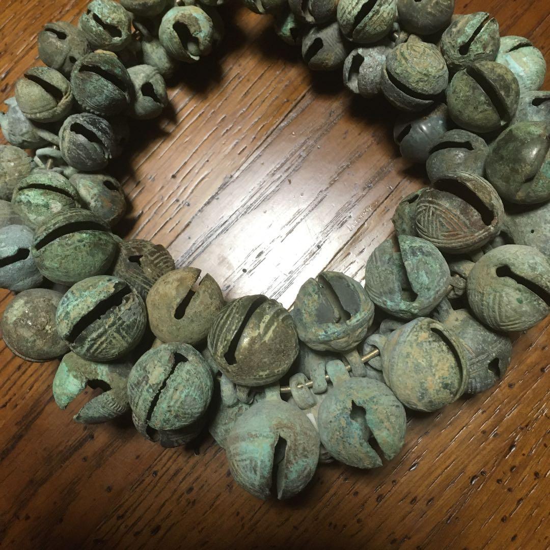 幸運を呼ぶ　チベットの寺院　銅の鈴と特注品の飾り台