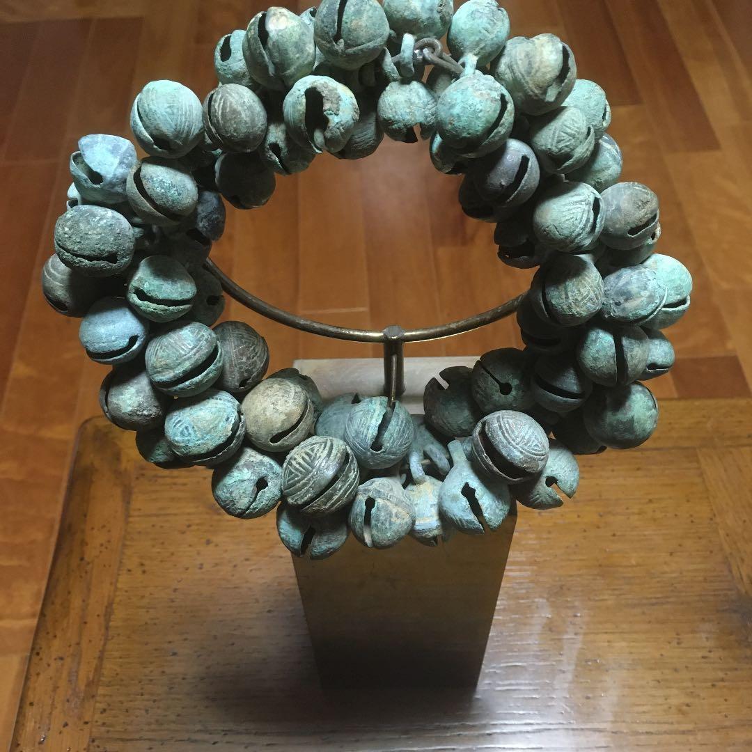 幸運を呼ぶ　チベットの寺院　銅の鈴と特注品の飾り台