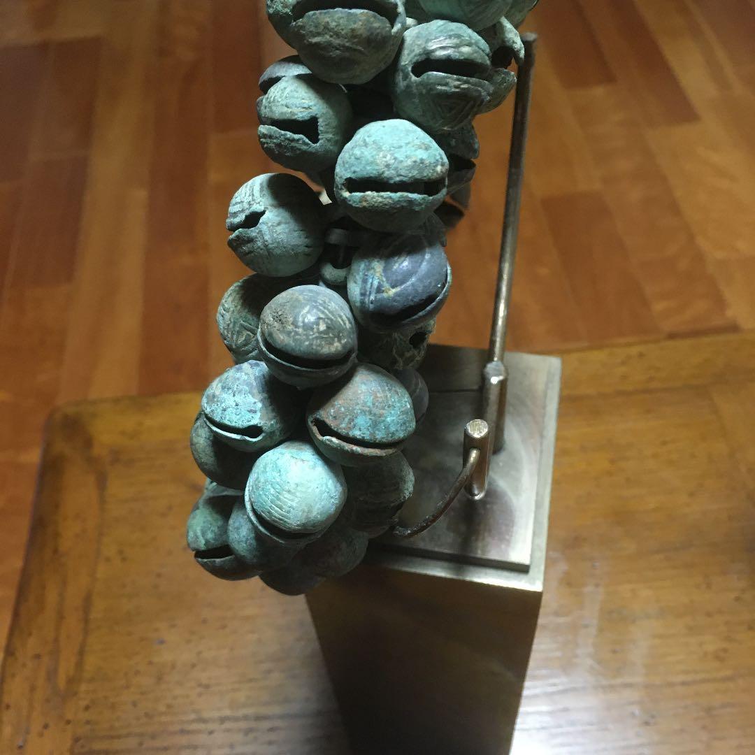 幸運を呼ぶ　チベットの寺院　銅の鈴と特注品の飾り台